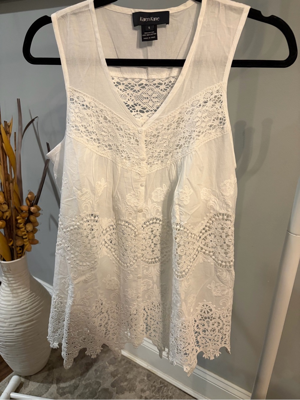 NWT ✨ Karen Kane White Crochet Lace V-Neck Tank size small - Picture 2 of 8
